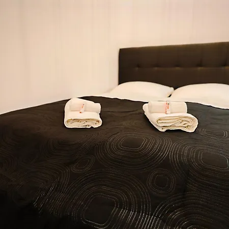 Apartment Axiom - Zenith Xv - Netflix, Hbo, Champagne