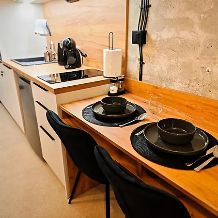 Apartment Axiom - Zenith Xv - Netflix, Hbo, Champagne