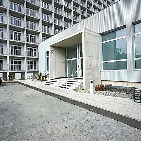 Axiom - Zenith Xv - Netflix, Hbo, Champagne Apartment