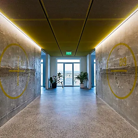 Axiom - Zenith Xv - Netflix, Hbo, Champagne Apartment *